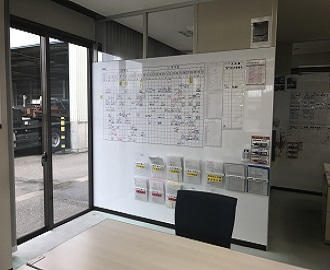 「生産効率アップ」にこだわり、壁の一部をホワイトボードに