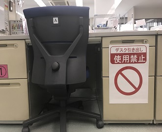 デスクの引き出しは使用禁止、書類や資料は全員で共有