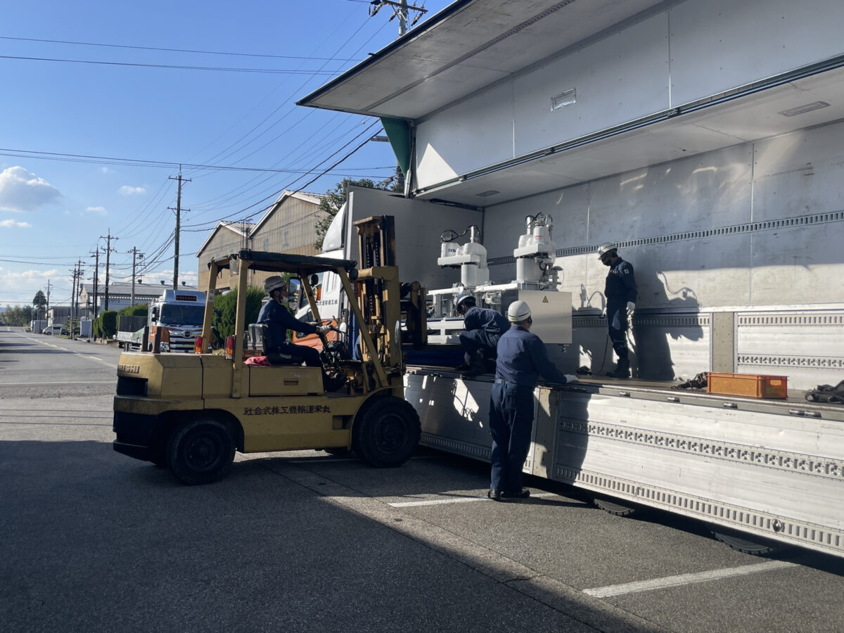 重量物を搬出して積込